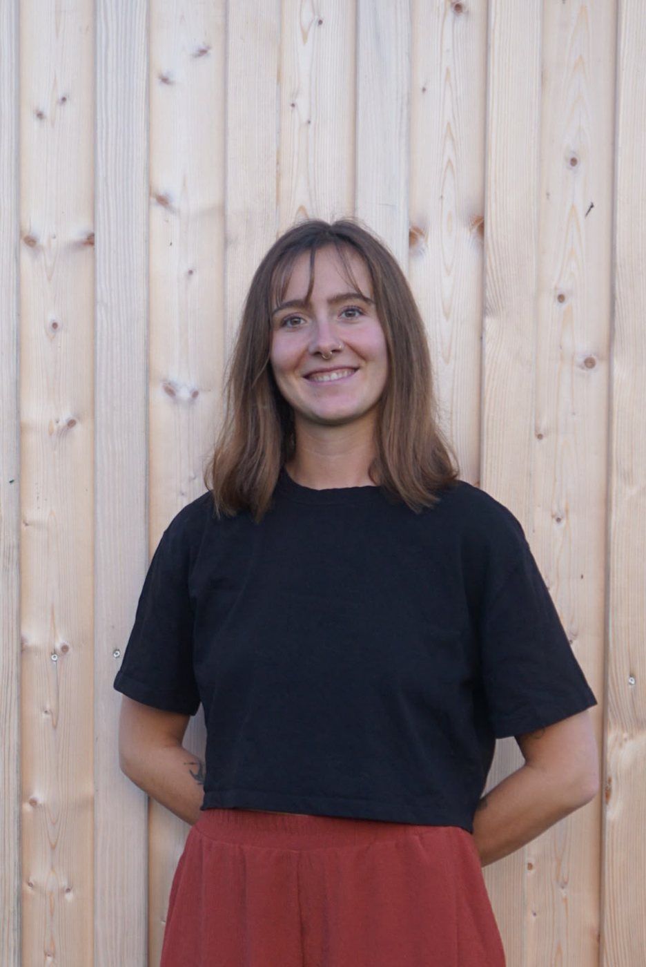 Johanna Bernrieder lächelnd vor einer hellen Holzwand