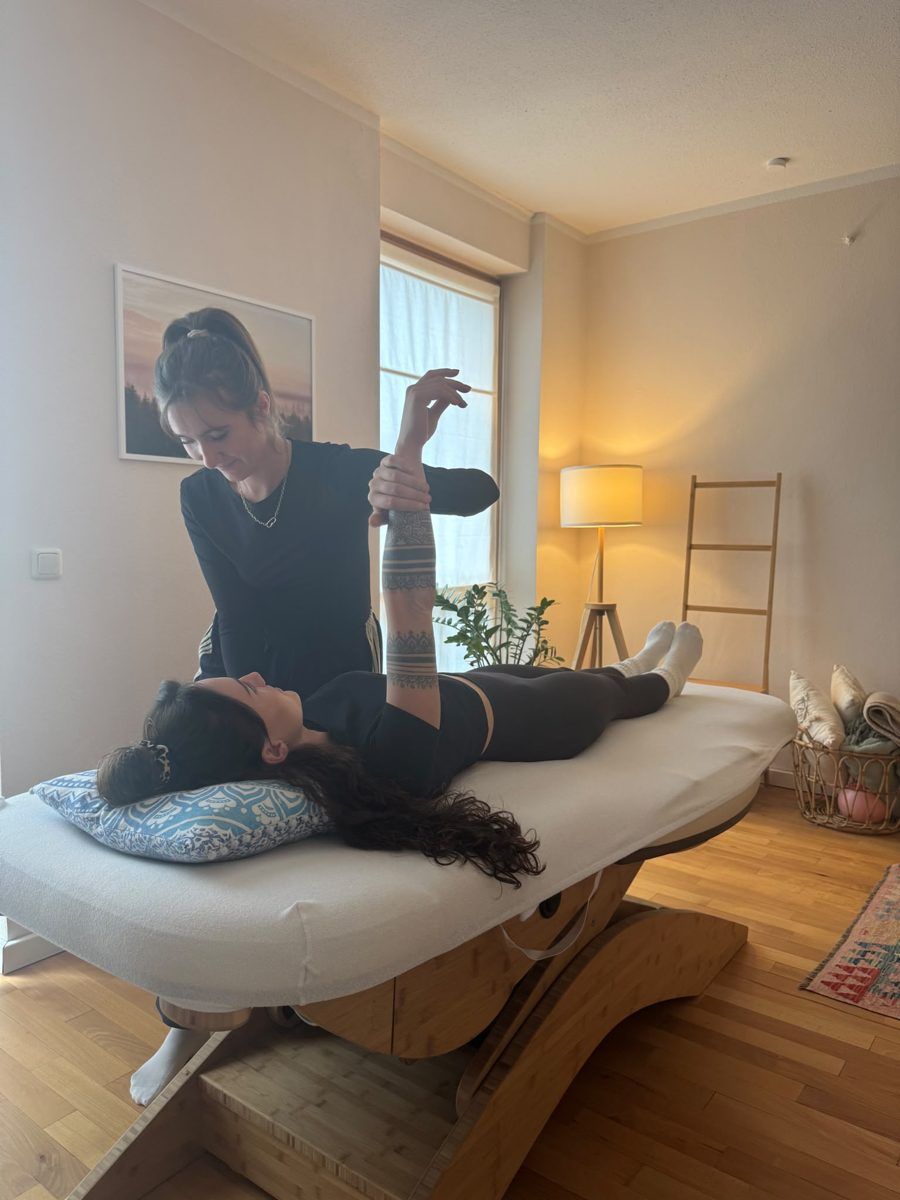 Johanna beim kinesiologischen Muskeltest am Arm einer Patientin