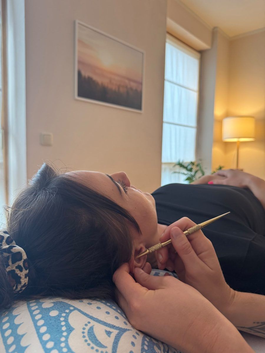 Ohrakupunktur: Suche der Akupunkturpunkte am Ohr
